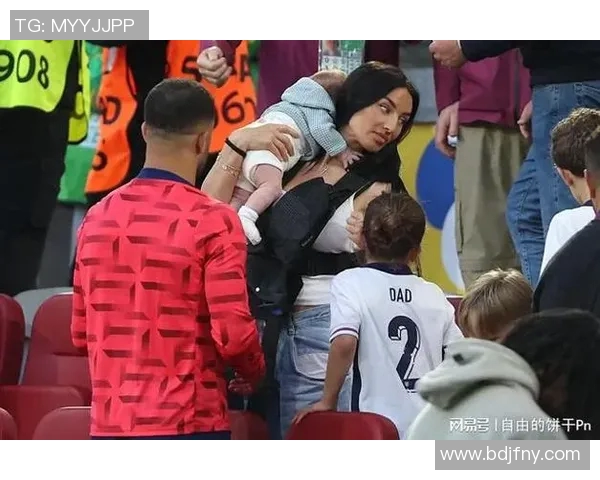 足球明星私生活大曝光多张精彩图片引发热议与讨论